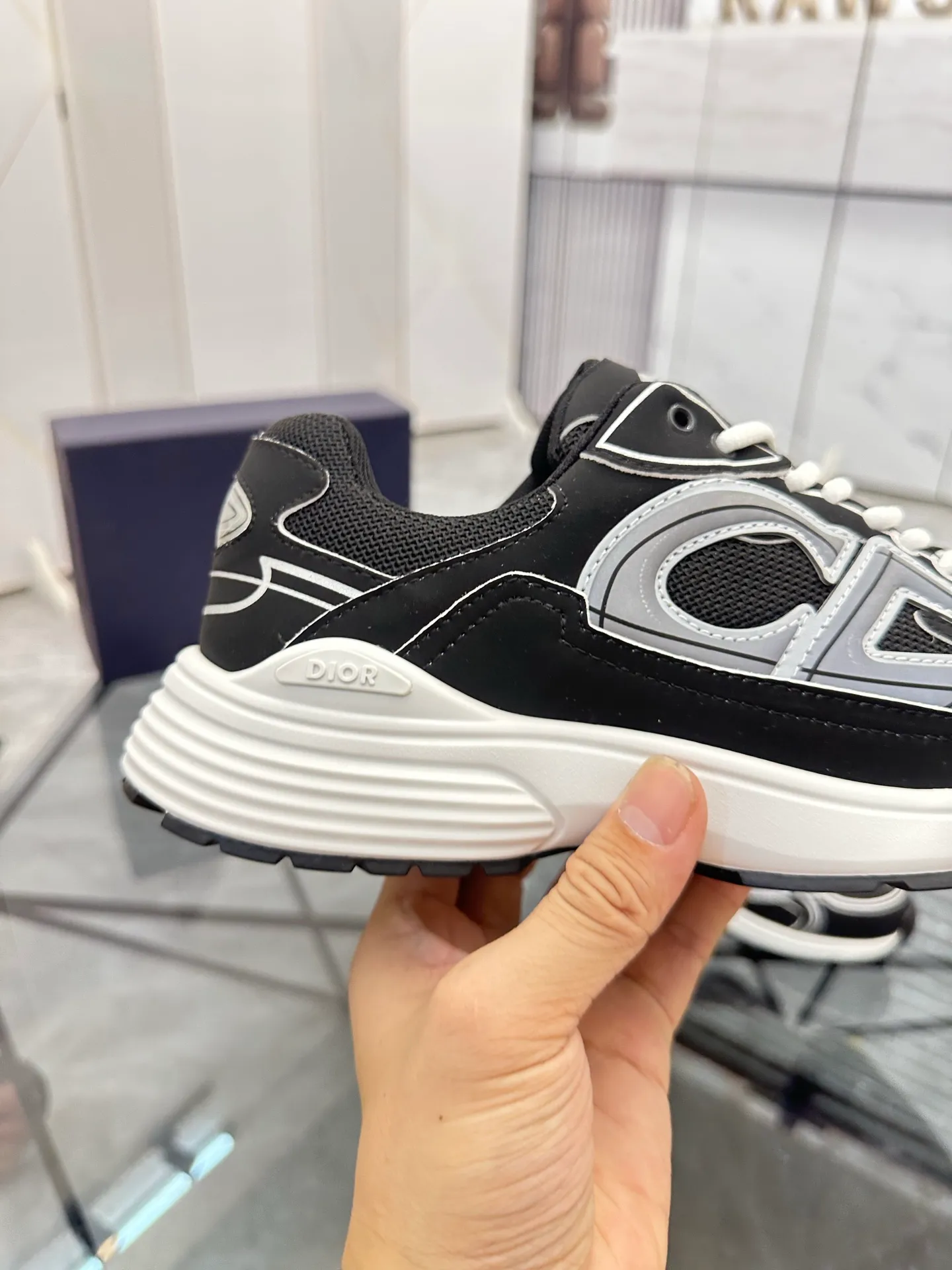 Men's shoes: 💰P400¥ Available in Guangzhou Product trademark: Dior* "Dior*" low-top casual shoes Regular size: 35-46 (can be customized to 47) Couple style Product materials: Upper imported cowhide stitched with original fabric, breathable lining, ultra-light foam original outsole. No.: 007